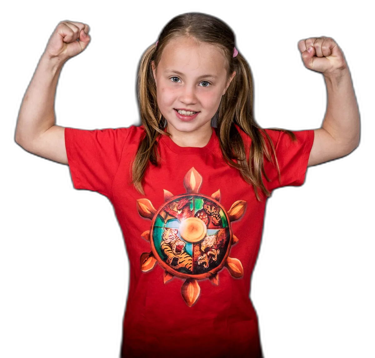 Ein Mädchen mit Zöpfen im roten Shirt mit dem Rad des Kung-Fu reckt lachend beide Arme zur Kraft-Pose in die Höhe.