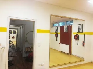 Blick in den Eingangsbereich der Schule mit großer Spiegelwand.