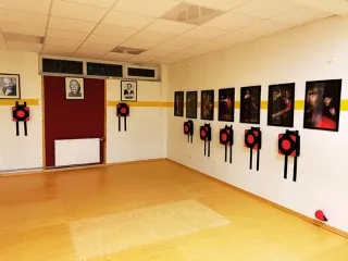 Der Trainingsraum in Rimbach: heller Raum mit gelbem Boden, an den Wänden hängen gepolsterte Schlagpolster.